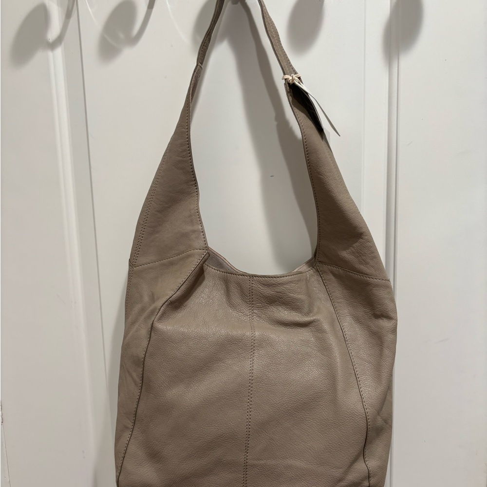 Elegant Tan Leather Hobo Bag